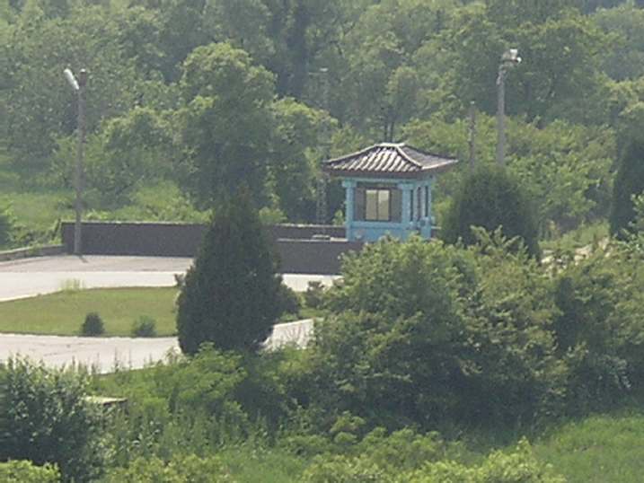 帰らざる橋の近くにある韓国側の警戒所をアップにした写真